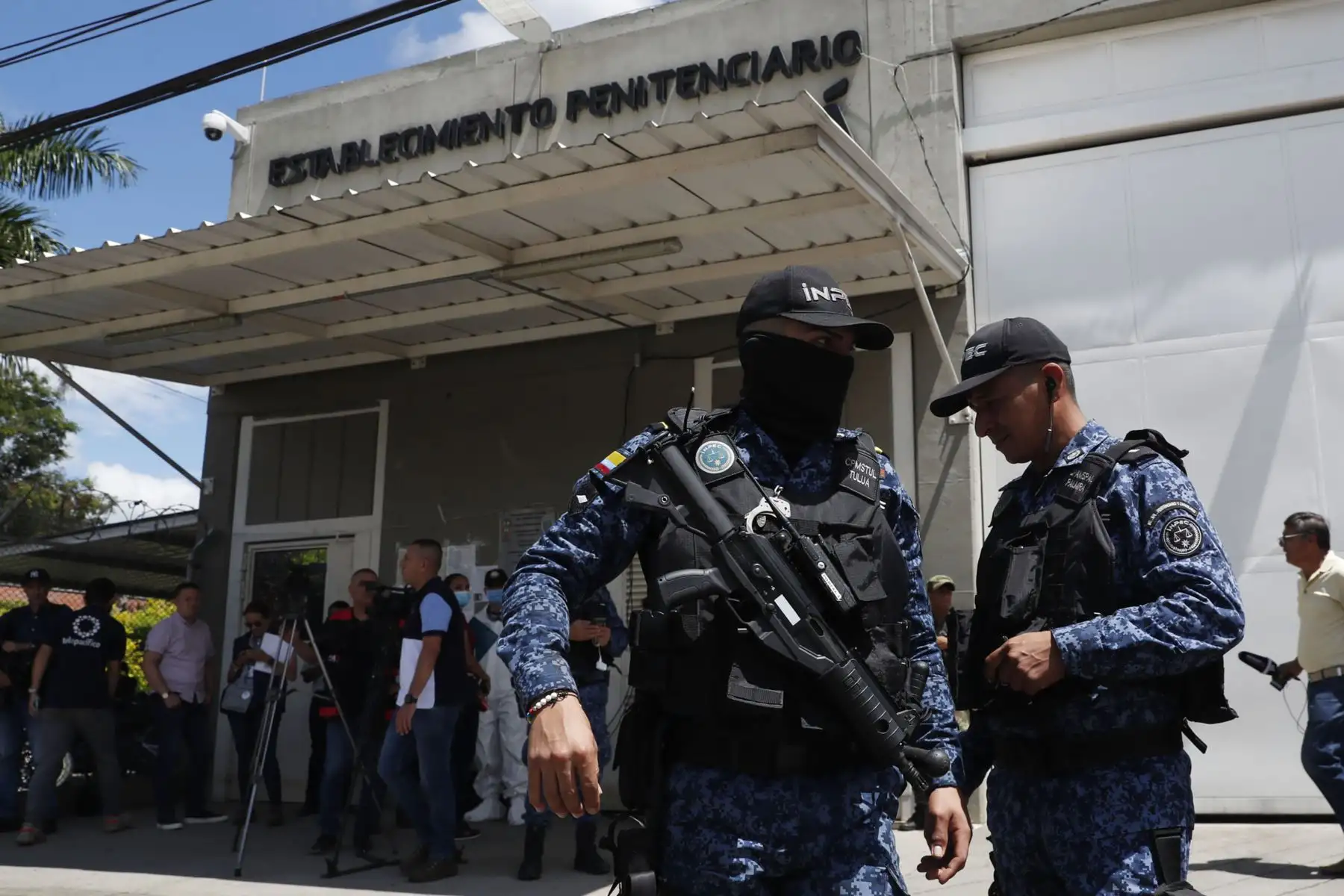 Integrantes del Instituto Nacional Penitenciario y Carcelario INPEC custodio de los alrededores de la cárcel de Tuluá. El número de fallecidos ascendió a 51, información de fuentes oficiales. 
Foto: EFE