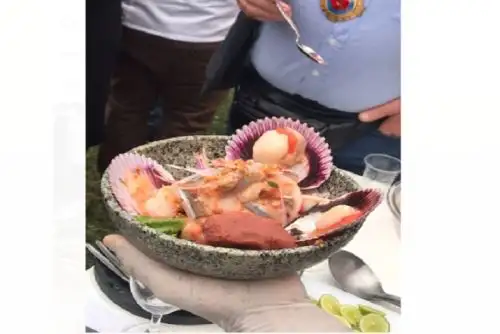 Los ingredientes del "cebiche paraqueño" utilizados para el torneo fueron: pejerrey, almejas, conchas de abanico de la bahía de Paracas, camote glaseado con maíz morado y quinua crocante.