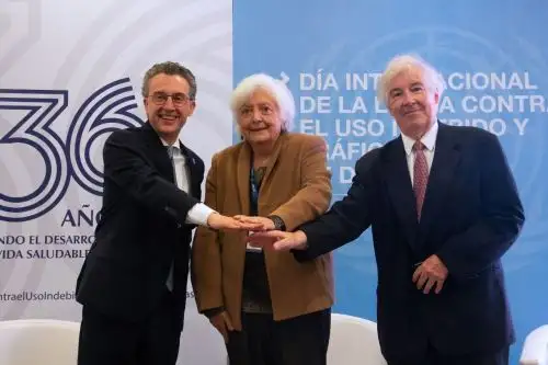 El representante de UNODC para Perú y Ecuador, Antonino de Leo; la directora ejecutiva, Carmen Masías Claux y Hans Flury Royle, presidente del consejo directivo, ambos de Cedro, se reunieron por el aniversario de la institución. ANDINA/ Cedro