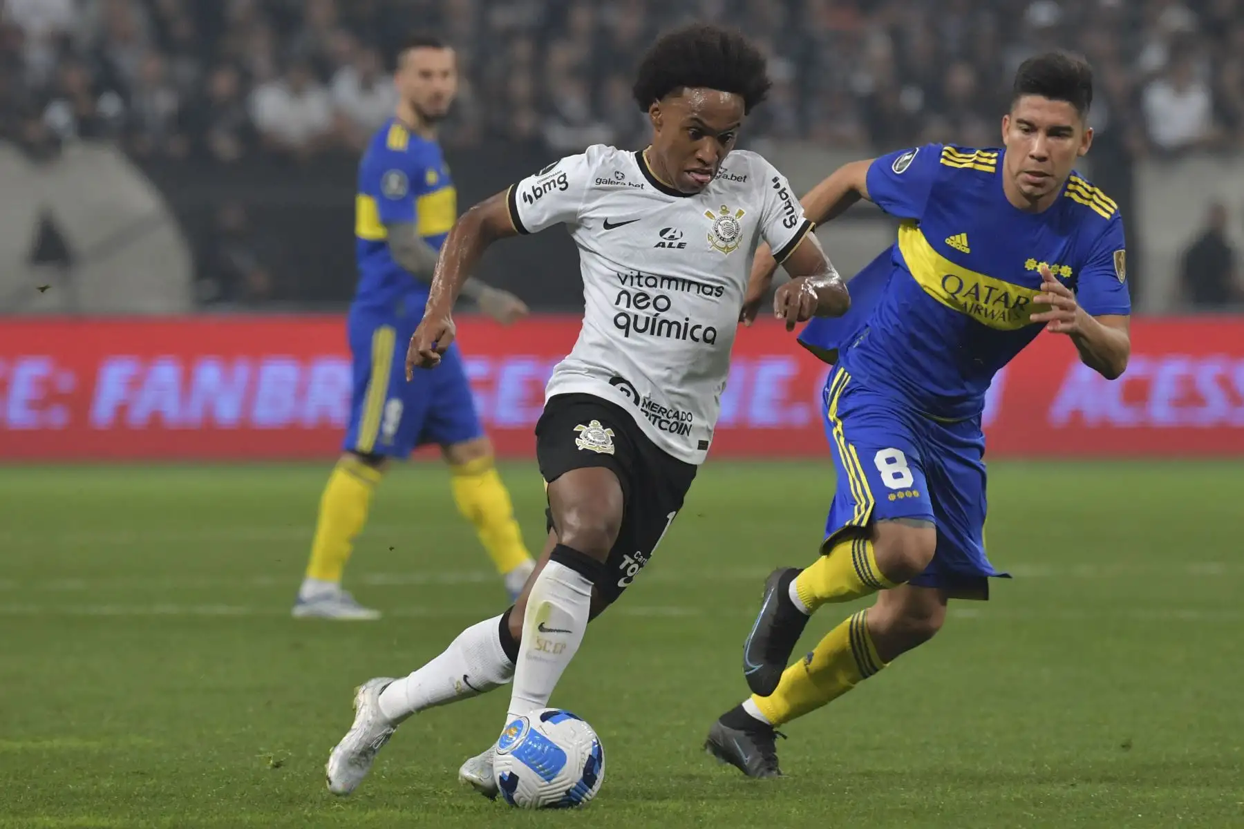 El brasileño Corinthians Willian y el argentino Boca Juniors Guillermo Fernández compiten por el balón durante su partido de ida de octavos de final del torneo de fútbol de la Copa Libertadores, en el Corintios Arena en Sao Paulo, Brasil.
Foto: AFP El brasileño Corinthians Willian y el argentino Boca Juniors Guillermo Fernández compiten por el balón durante su partido de ida de octavos de final del torneo de fútbol de la Copa Libertadores, en el Corintios Arena en Sao Paulo, Brasil.
Foto: AFP