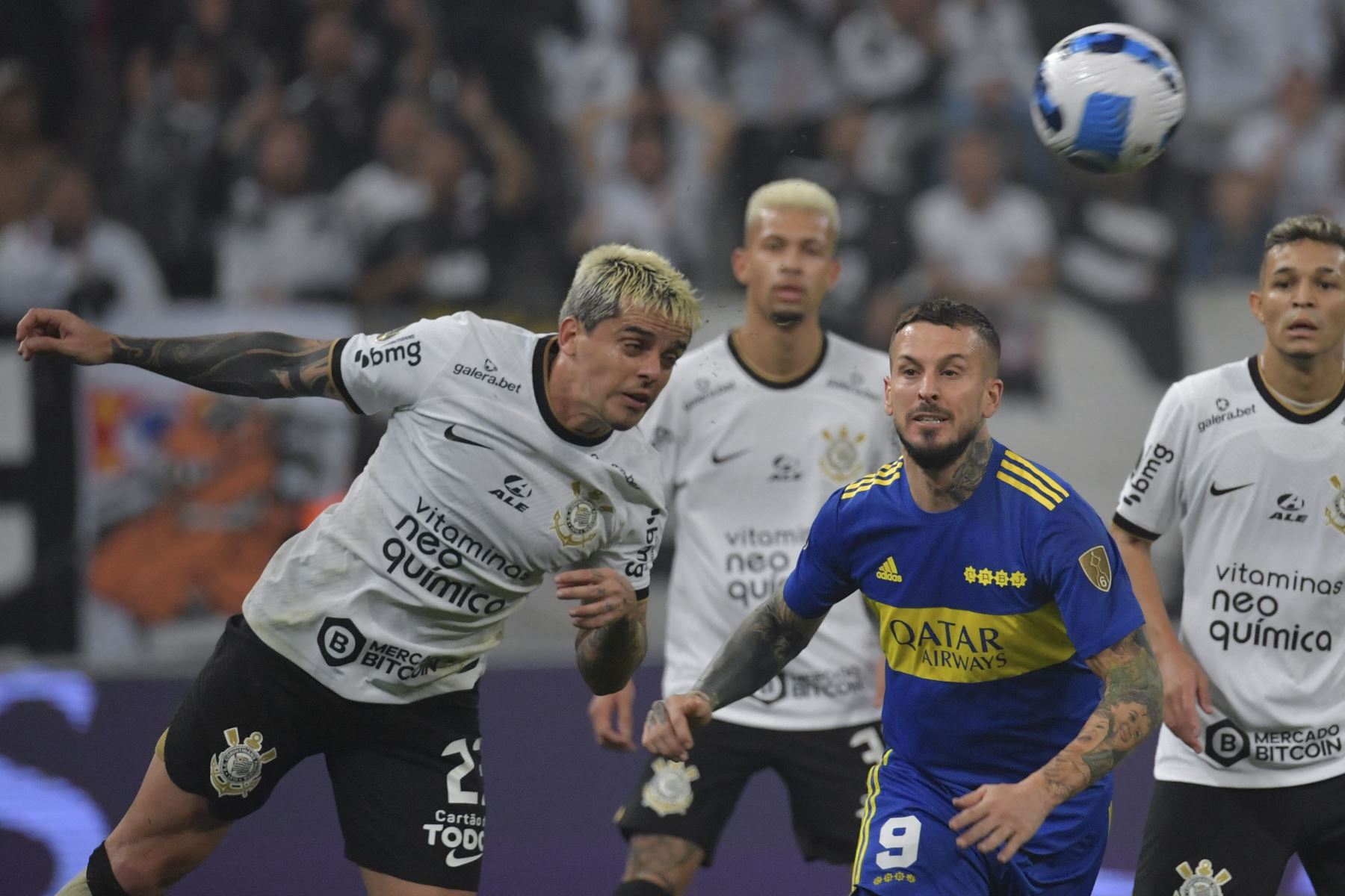 El brasileño Corinthians Fagner  y el argentino Boca Juniors Darío Benedetto compiten por el balón durante su partido de ida de octavos de final de la Copa Libertadores, en el Corintios Arena de Sao Paulo, Brasil.
Foto: AFP