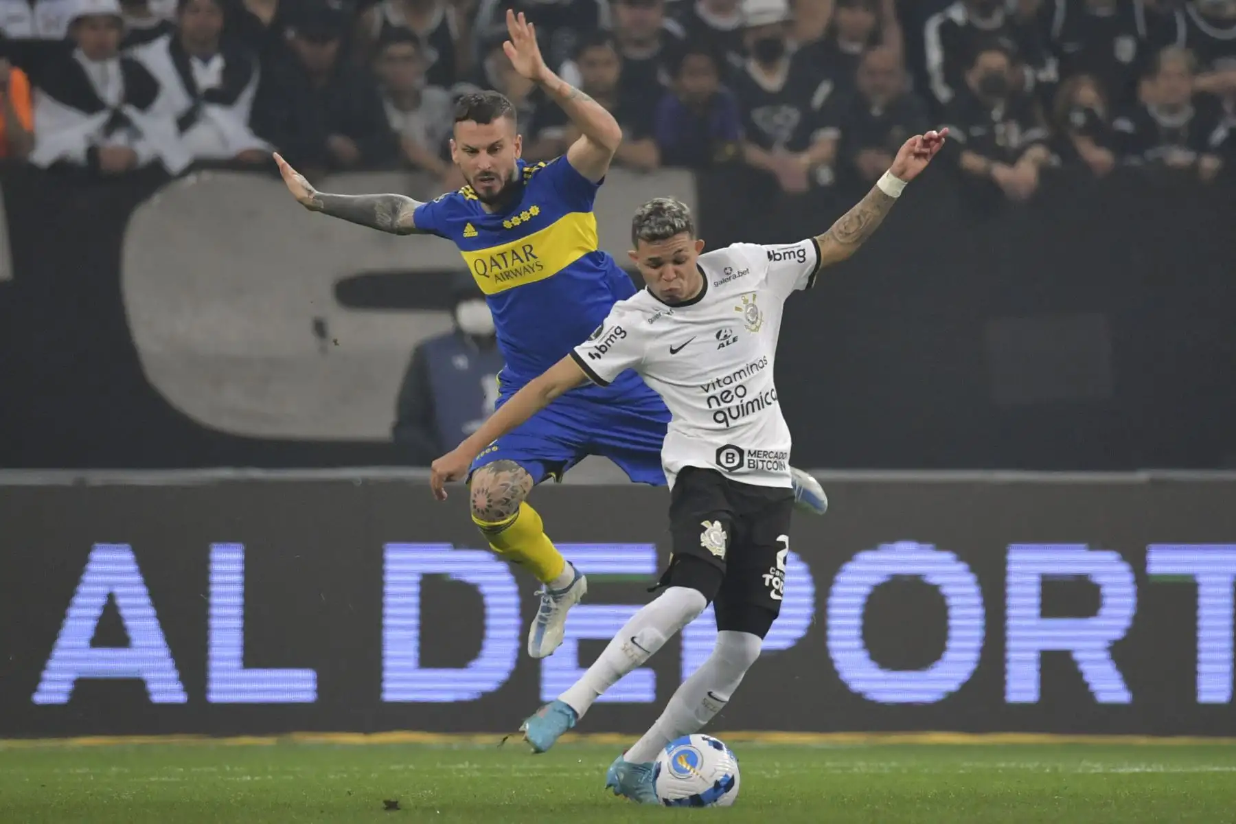 Darío Benedetto  de Boca Juniors de Argentina y Rafael Ramos, portugués de Corintios de Brasil, compiten por el balón durante su partido de ida de octavos de final del torneo de fútbol de la Copa Libertadores, en el Corintios Arena en Sao Paulo, Brasil.
Foto: AFP Darío Benedetto  de Boca Juniors de Argentina y Rafael Ramos, portugués de Corintios de Brasil, compiten por el balón durante su partido de ida de octavos de final del torneo de fútbol de la Copa Libertadores, en el Corintios Arena en Sao Paulo, Brasil.
Foto: AFP