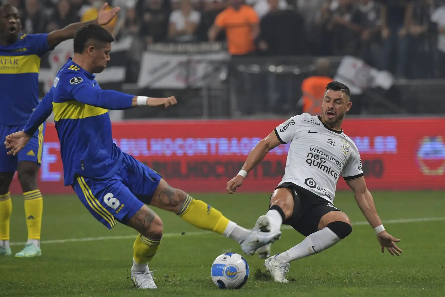 El argentino Boca Juniors Marcos Rojo  y el brasileño Corintios Giuliano compiten por el balón durante su partido de ida de los octavos de final de la Copa Libertadores, en el Corintios Arena en Sao Paulo, Brasil.
Foto: AFP El argentino Boca Juniors Marcos Rojo  y el brasileño Corintios Giuliano compiten por el balón durante su partido de ida de los octavos de final de la Copa Libertadores, en el Corintios Arena en Sao Paulo, Brasil.
Foto: AFP