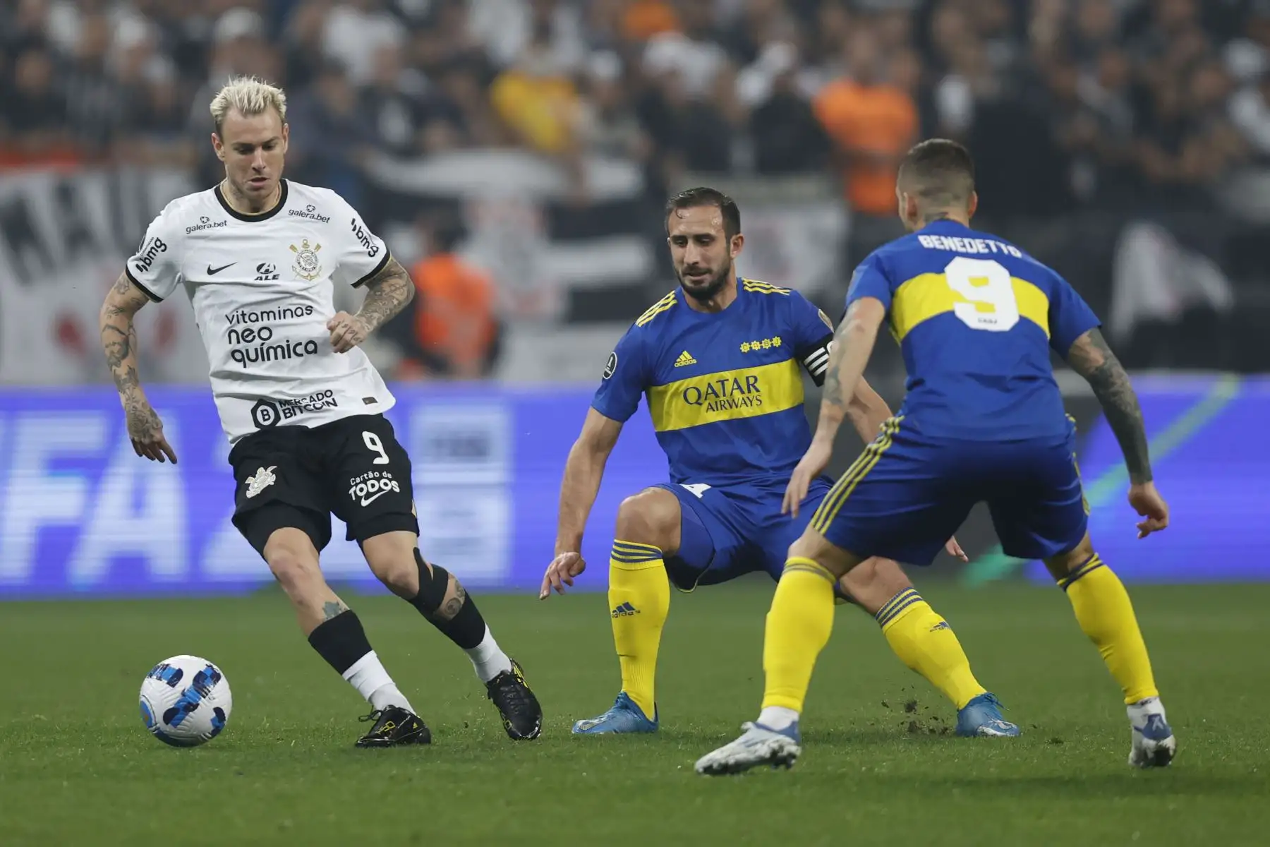 Roger Krug Guedes  de Corinthians disputa un balón con Dario Benedetto de Boca hoy, en un partido de la Copa Libertadores, entre Corinthians y Boca Juniors, en el estadio Arena de Sao Paulo (Brasil). 
Foto: EFE Roger Krug Guedes  de Corinthians disputa un balón con Dario Benedetto de Boca hoy, en un partido de la Copa Libertadores, entre Corinthians y Boca Juniors, en el estadio Arena de Sao Paulo (Brasil). 
Foto: EFE