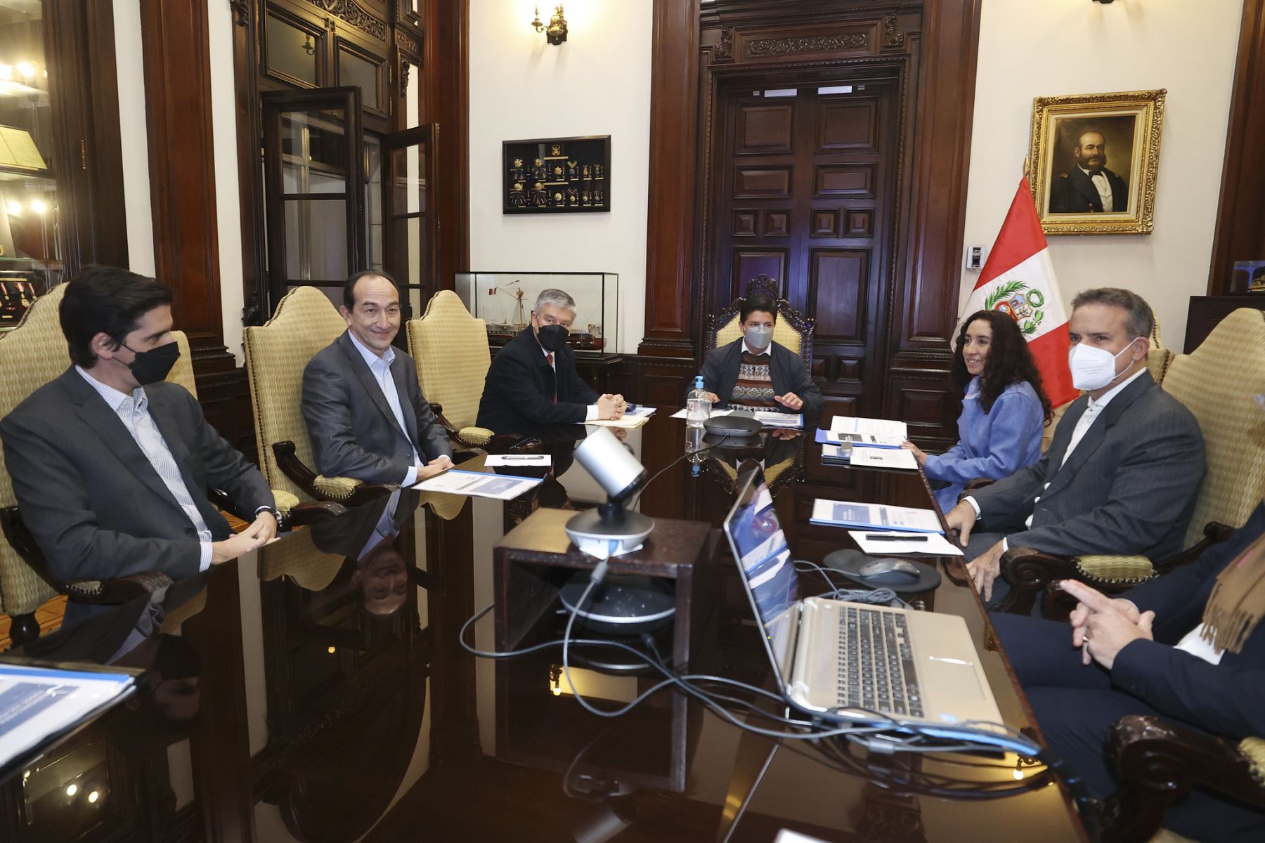 El presidente Pedro Castillo recibe en Palacio de Gobierno, a los representantes de las AFP para evaluar los mecanismos adecuados de una reforma del Sistema Nacional de Pensiones, para que los peruanos accedan a una jubilación justa.
Foto: ANDINA/Prensa Presidencia