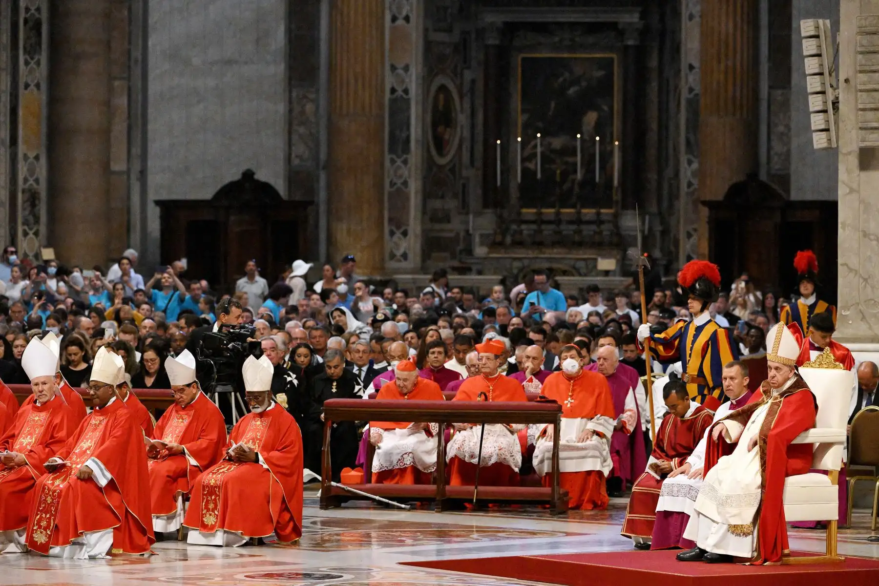 El Papa Francisco dirige la misa para la Solemnidad de los Santos Pedro y Pablo hoy 29 de junio de 2022 en la basílica de San Pedro.
Foto: AFP