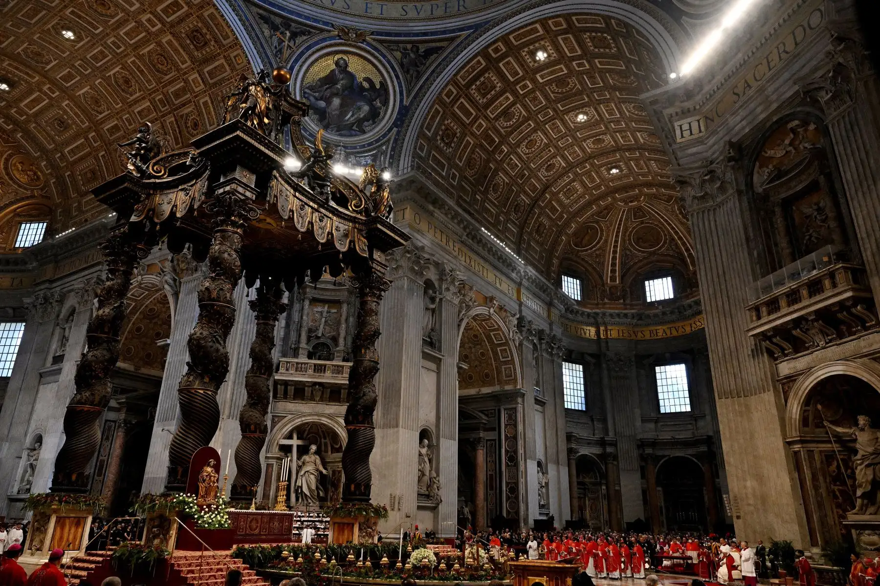 Una vista general tomada en la basílica de San Pedro durante la misa presidida por el Papa Francisco para la Solemnidad de los Santos Pedro y Pablo hoy 29 de junio de 2022.
Fotos: AFP
