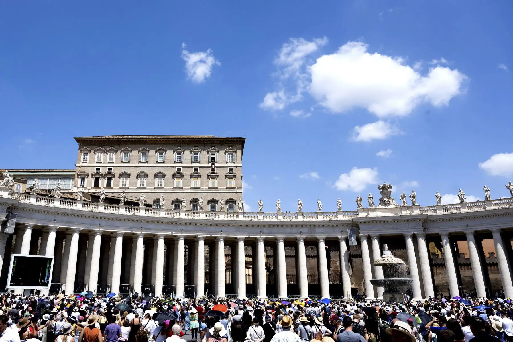 El Papa Francisco habla durante el Ángelus en la solemnidad de los Santos Pedro y Pablo, el 29 de junio de 2022 desde la ventana del Palacio Apostólico con vista a la plaza de San Pedro en el Vaticano.
Fotos: AFP