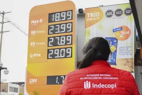 Consumidores en los grifos buscan los mejores precios. Foto: cortesía Indecopi. ANDINA/difusión.