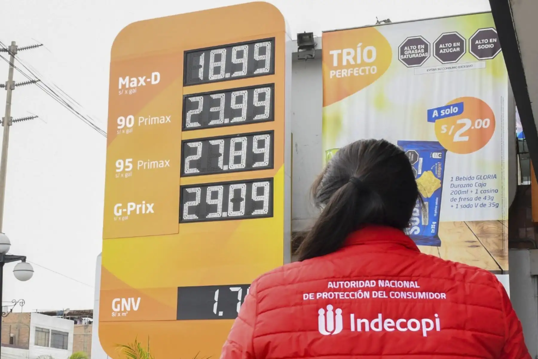 Consumidores en los grifos buscan los mejores precios. Foto: cortesía Indecopi. ANDINA/difusión.
