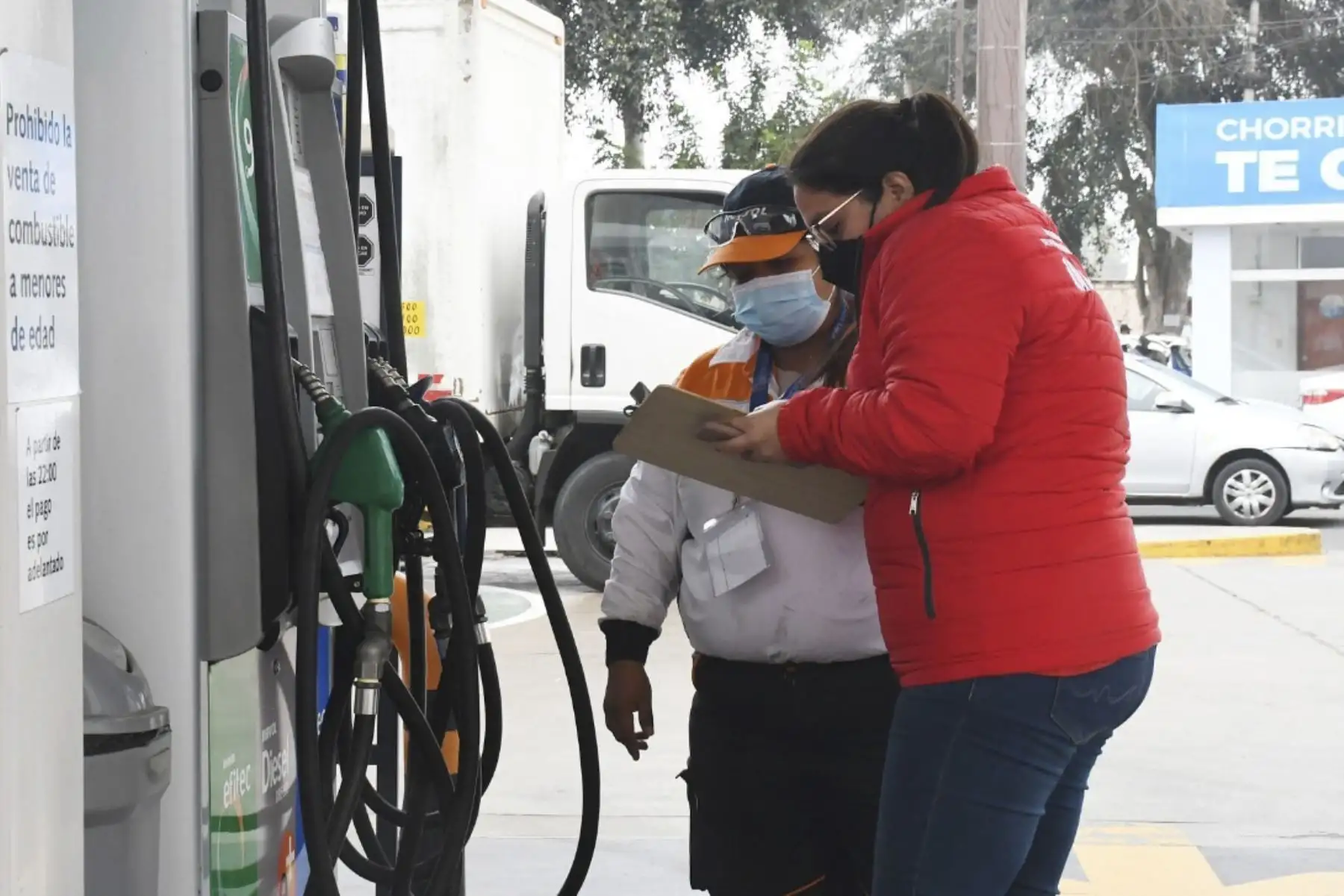 Consumidores en los grifos buscan los mejores precios. Cortesía Indecopi. ANDINA/Difusión