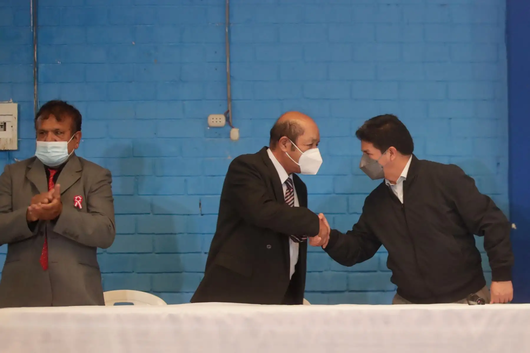 En su encuentro con el gremio de pescadores artesanales por el Día del Pescador, el presidente Pedro Castillo acompañado por el ministro de la producción Jorge Luis Prado Palomino, reconoció la contribución de las mujeres y hombres del mar en la seguridad alimentaria, generación de empleos e ingresos económicos a miles de familias del país.
Fotos: ANDINA/Presidencia Perú