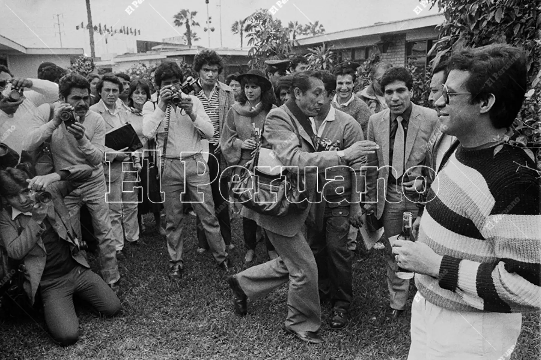 Lima - 5 agosto 1986 / El cantante Héctor Lavoe con un grupo de admiradores y periodistas luego de la conferencia de prensa donde alcanzó detalles de sus próximas presentaciones en el super estelar de la Feria del Hogar. 
Foto: Archivo Histórico de El Peruano / Leoncio Mariscal