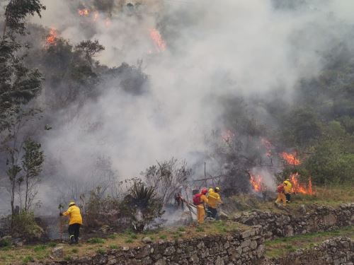 Brigadas buscan sofocar el incendio forestal que se registra en el interior del Santuario Histórico de Machu Picchu y que ha arrasado más de 40 hectáreas de cobertura natural. ANDINA/Difusión