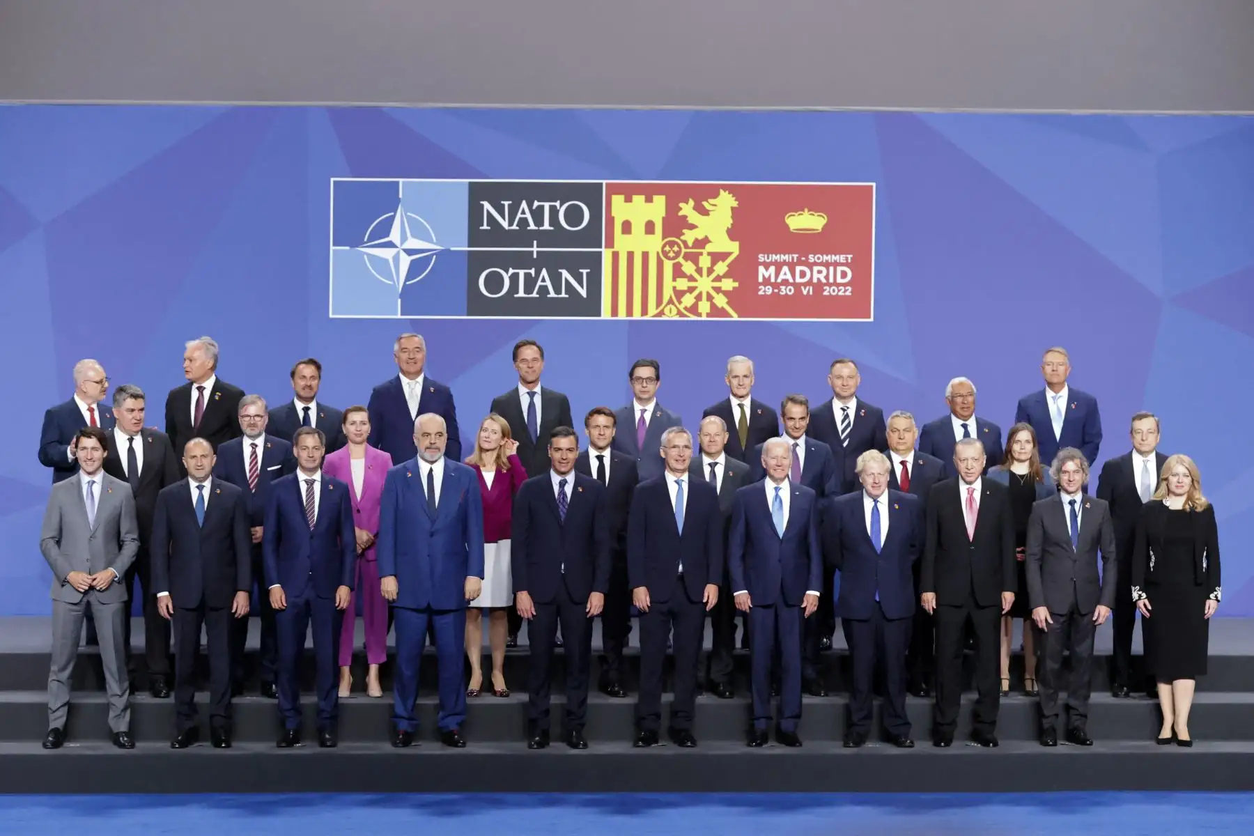 Los líderes de la OTAN posan para la foto oficial durante la primera jornada de la cumbre de la OTAN que se celebra este miércoles en el recinto de Ifema, en Madrid.
Foto: EFE