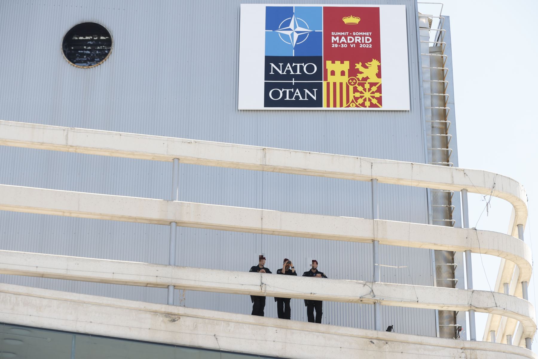 Miembros de la policía nacional durante la primera jornada de la cumbre de la OTAN que se celebra este miércoles en el recinto de Ifema, en Madrid. 
Foto: EFE