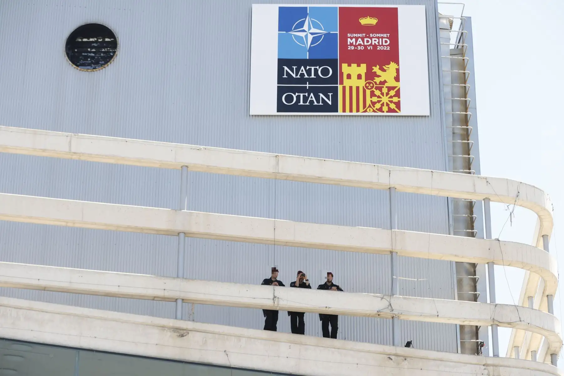 Miembros de la policía nacional durante la primera jornada de la cumbre de la OTAN que se celebra este miércoles en el recinto de Ifema, en Madrid. 
Foto: EFE