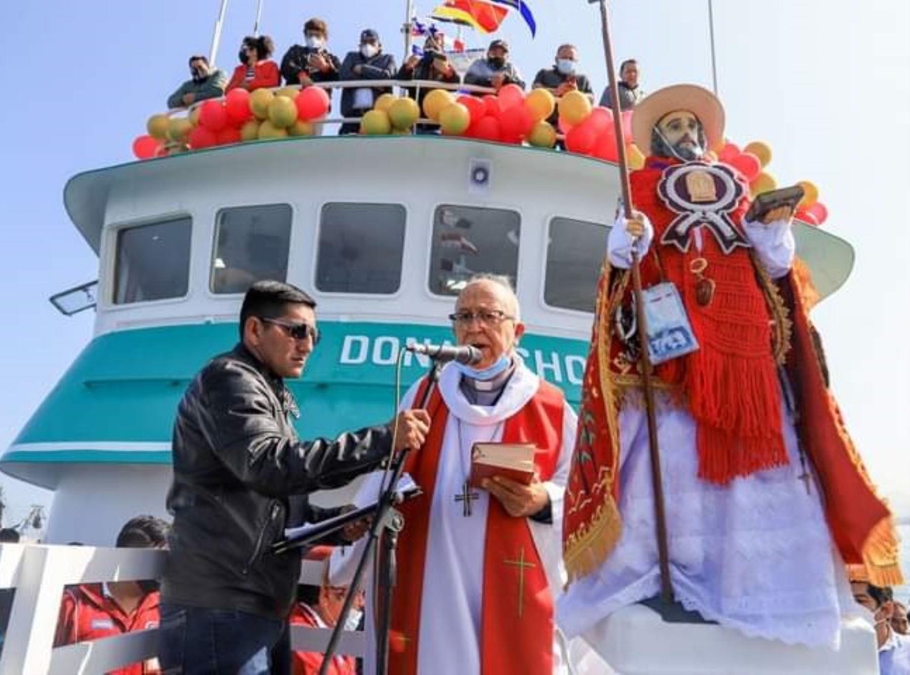 Cientos de devotos celebraron esta mañana la procesión de la imagen de san Pedrito, en el mar de Chimbote, en Áncash. Foto: ANDINA/difusión.