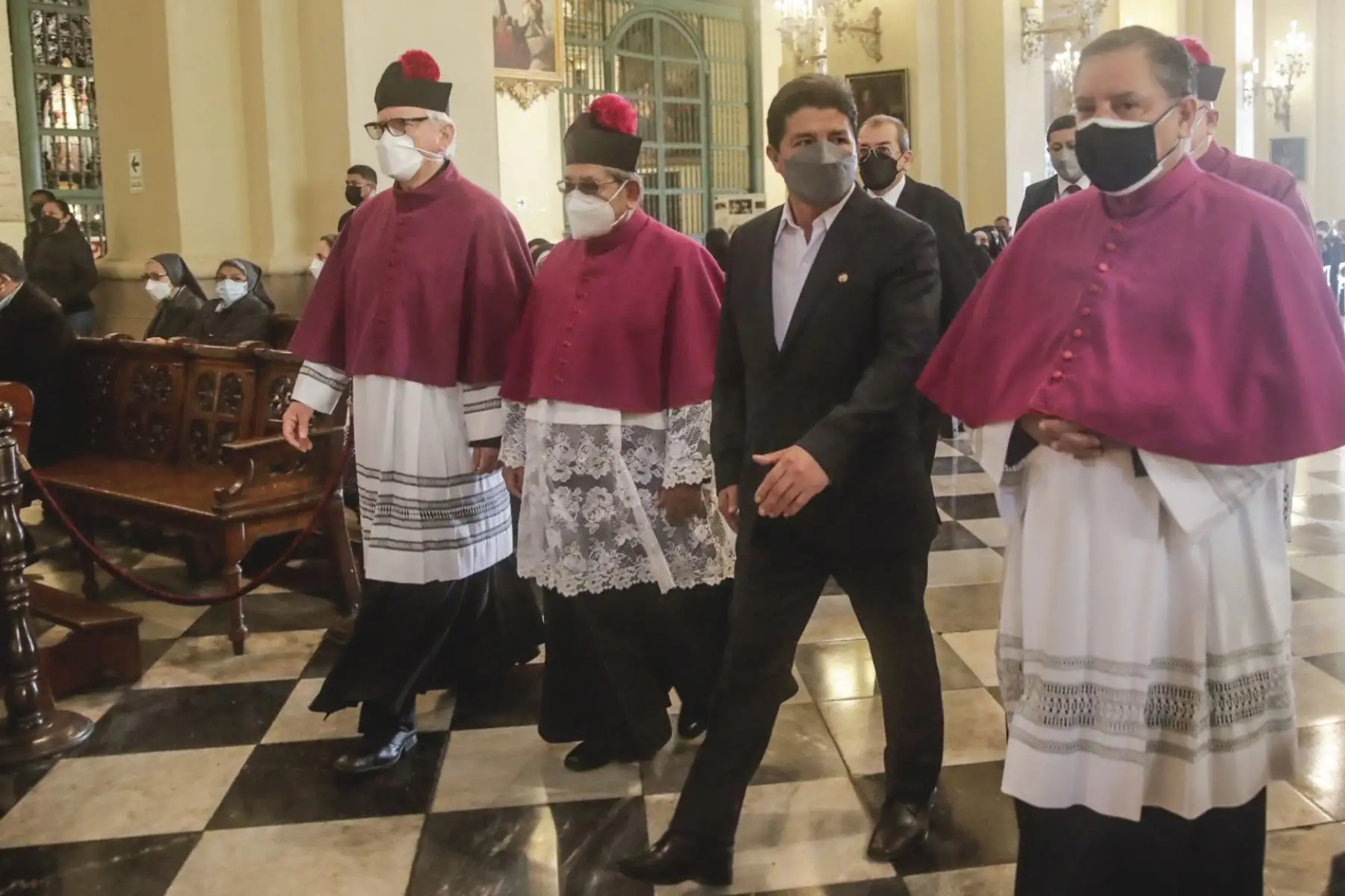 El presidente Pedro Castillo, participó de la santa misa con ocasión de la Solemnidad de los Santos Apóstoles Pedro y Pablo, que se realizó en la Basílica Catedral Metropolitana de Lima.
Foto: ANDINA/Presidencia Perú