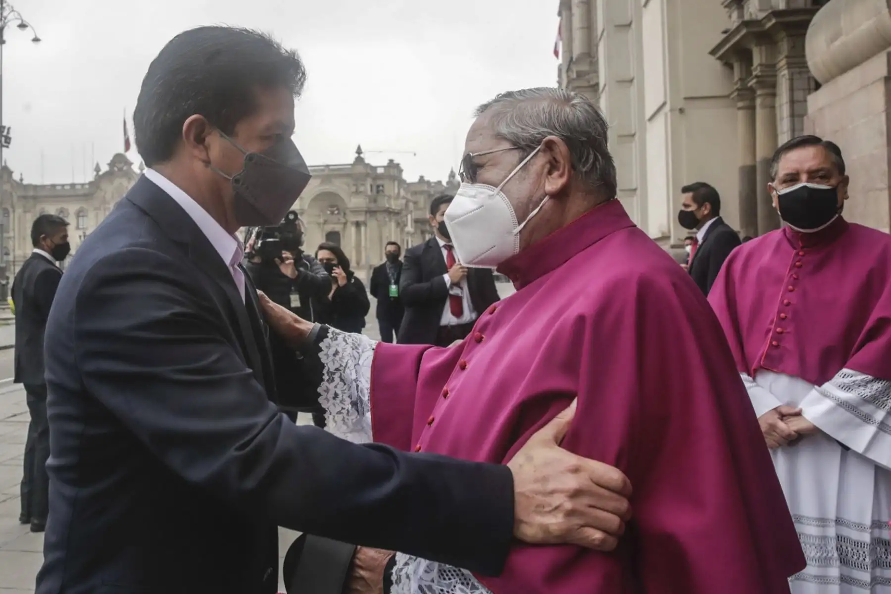 El presidente Pedro Castillo, participó de la santa misa con ocasión de la Solemnidad de los Santos Apóstoles Pedro y Pablo, que se realizó en la Basílica Catedral Metropolitana de Lima.
Foto: ANDINA/Presidencia Perú