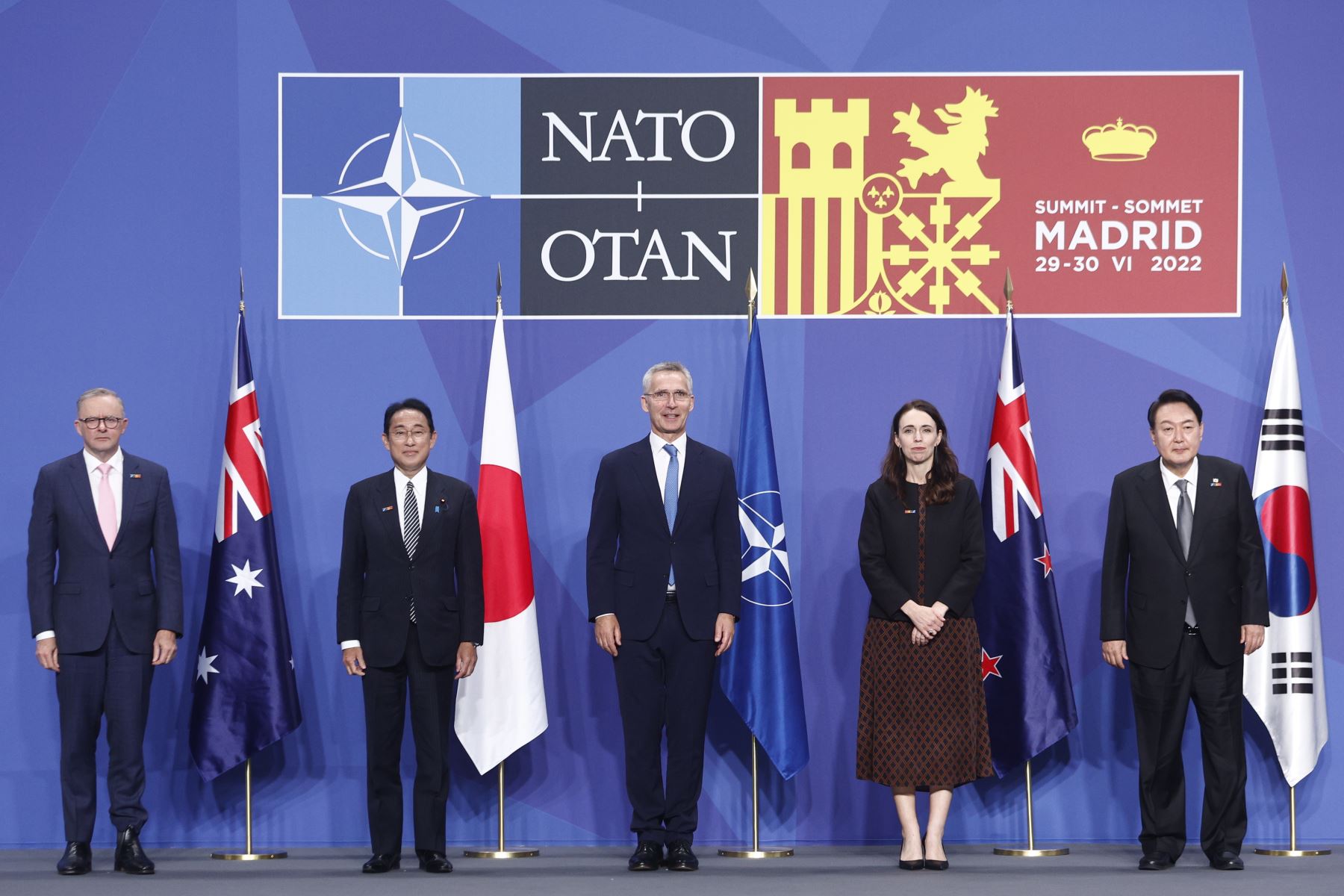 El secretario general de la OTAN, Jens Stoltenberg (c), el primer ministro de Australia, Anthony Albanese (i), el primer ministro de Japón, Fumio Kishida (2-i), la primera ministra de Nueva Zelanda, Jacinda Ardern (2-d), y el presidente surcoreano, Yoon Suk-yeol (d), tras la rueda de prensa durante la primera jornada de la cumbre de la OTAN que se celebra este miércoles en el recinto de Ifema, en Madrid. 
Foto: EFE