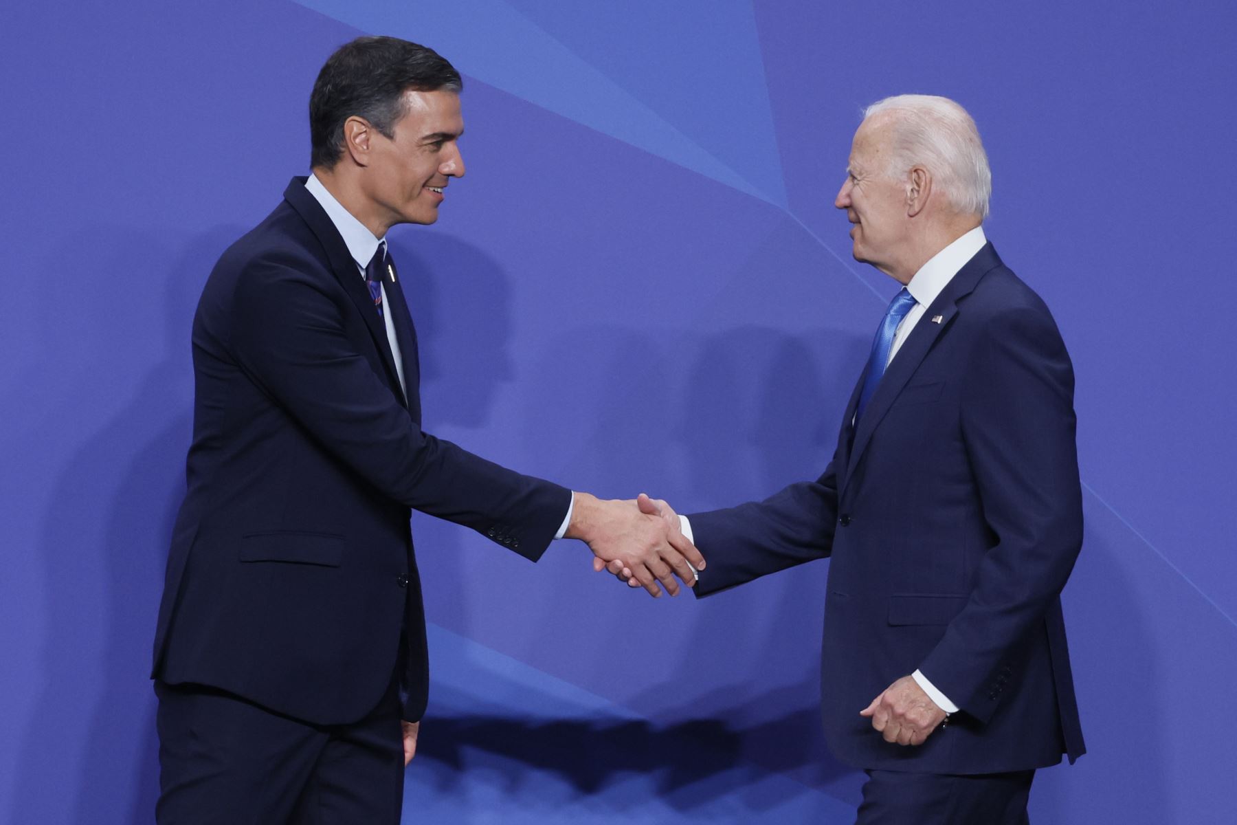 El presidente del Gobierno, Pedro Sánchez (i) saluda al presidente de Estados Unidos, Joe Biden, durante la primera jornada de la cumbre de la OTAN que se celebra este miércoles en el recinto de Ifema, en Madrid. 
Foto: EFE