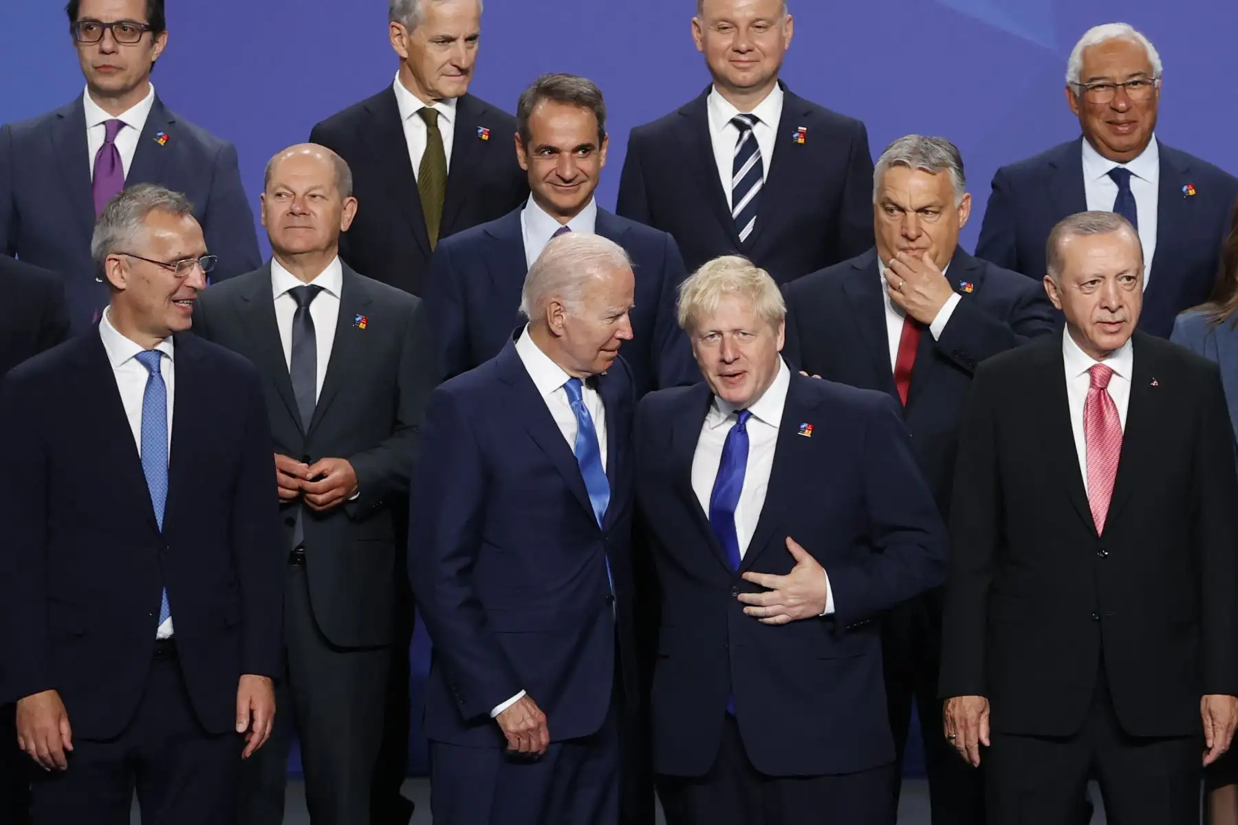 El presidente de los Estados Unidos, Joe Biden (2i), y el primer ministro del Reino Unido, Boris Johnson (2d), entre otros líderes, posan para la foto oficial durante la primera jornada de la cumbre de la OTAN que se celebra este miércoles en el recinto de Ifema, en Madrid. 
Foto: EFE El presidente de los Estados Unidos, Joe Biden (2i), y el primer ministro del Reino Unido, Boris Johnson (2d), entre otros líderes, posan para la foto oficial durante la primera jornada de la cumbre de la OTAN que se celebra este miércoles en el recinto de Ifema, en Madrid. 
Foto: EFE