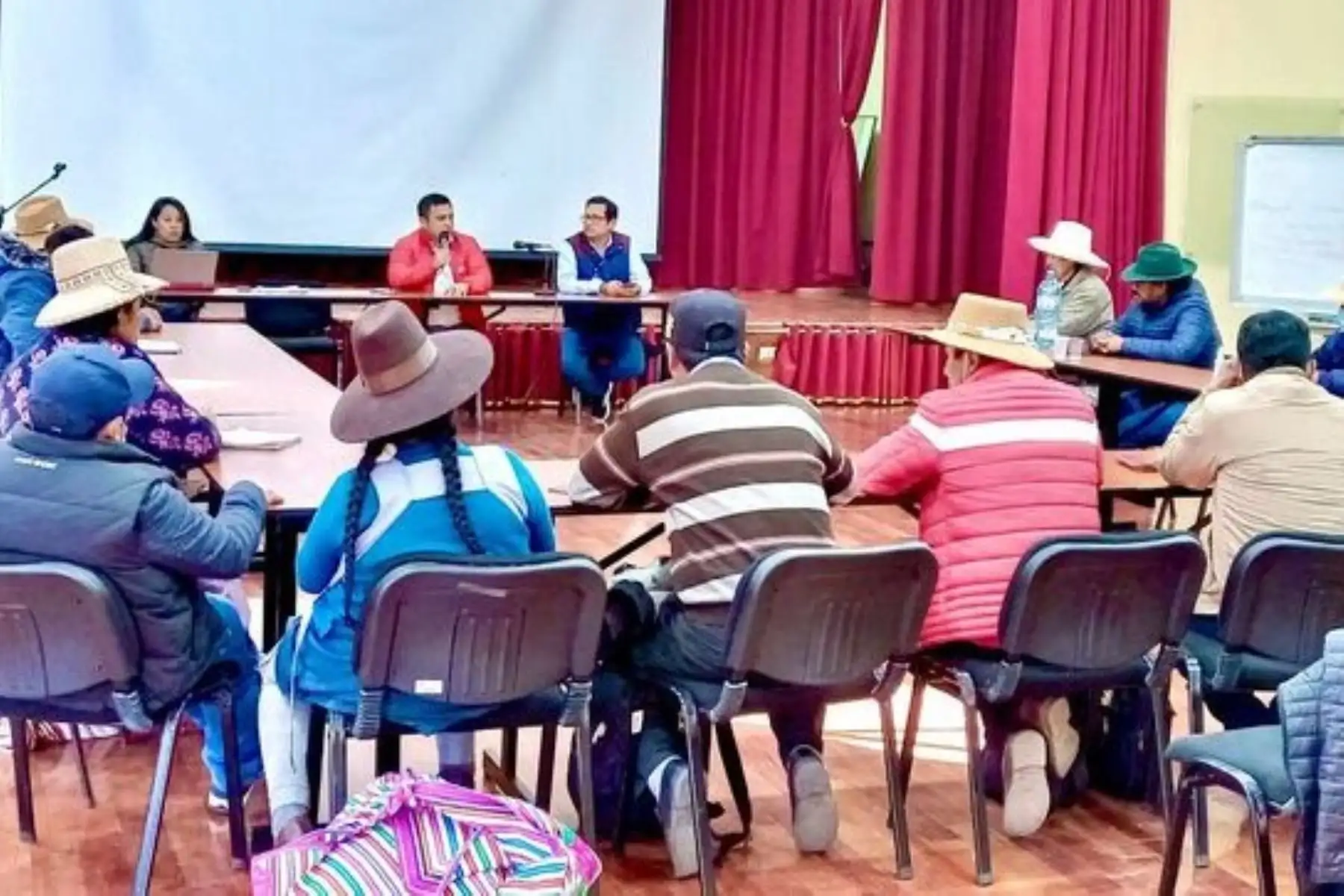 Proceso de diálogo con participación de representantes de las comunidades y el Estado. Foto: ANDINA/Difusión.