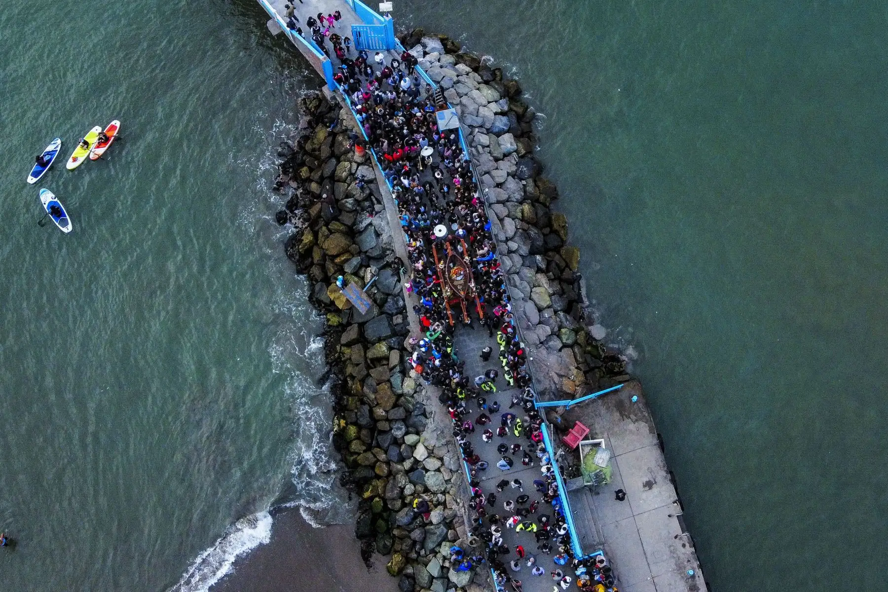 Al ritmo de la música salió la tradicional procesión de San Pedro y San Pablo en el Muelle de Chorrillos. Con la presencia de cientos de pescadores artesanales, la imagen paseó por la bahía de Chorrillos en conmemoración por el Día del Pescador y en homenaje al mártir de la Independencia, José Olaya Balandra. Foto: ANDINA/Renato Pajuelo