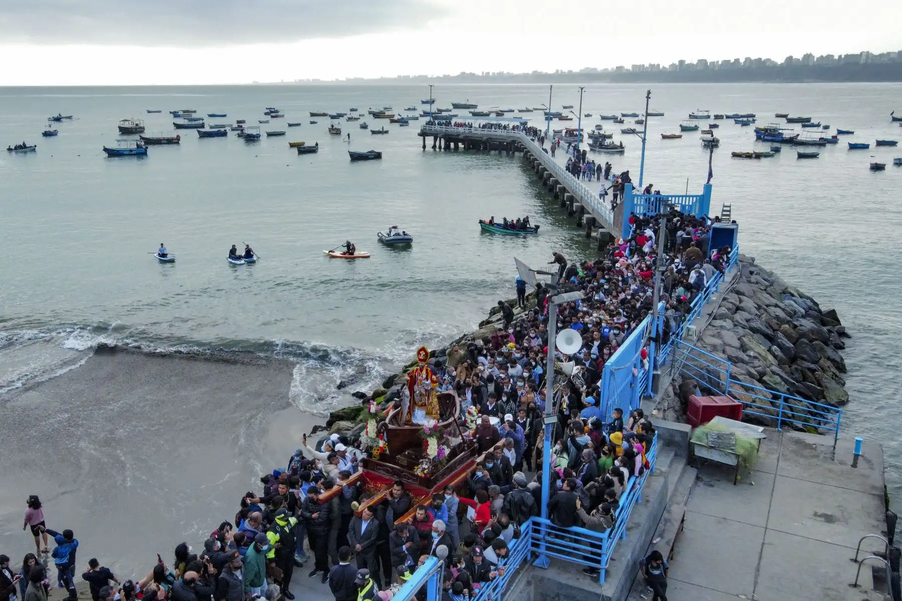 Al ritmo de la música salió la tradicional procesión de San Pedro y San Pablo en el Muelle de Chorrillos. Con la presencia de cientos de pescadores artesanales, la imagen paseó por la bahía de Chorrillos en conmemoración por el Día del Pescador y en homenaje al mártir de la Independencia, José Olaya Balandra. Foto: ANDINA/Renato Pajuelo