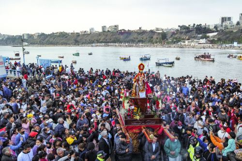 Imagen de San Pedro realizó tradicional procesión en el mar por el Día del Pescador