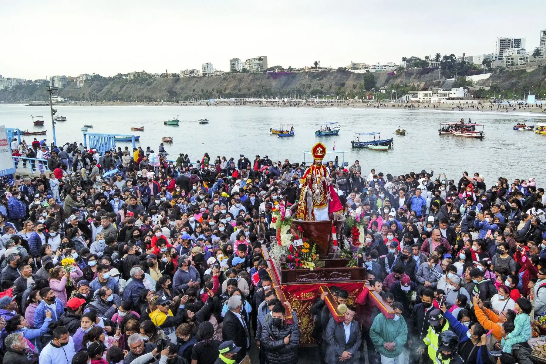 Al ritmo de la música salió la tradicional procesión de San Pedro y San Pablo en el Muelle de Chorrillos. Con la presencia de cientos de pescadores artesanales, la imagen paseó por la bahía de Chorrillos en conmemoración por el Día del Pescador y en homenaje al mártir de la Independencia, José Olaya Balandra. Foto: ANDINA/Renato Pajuelo