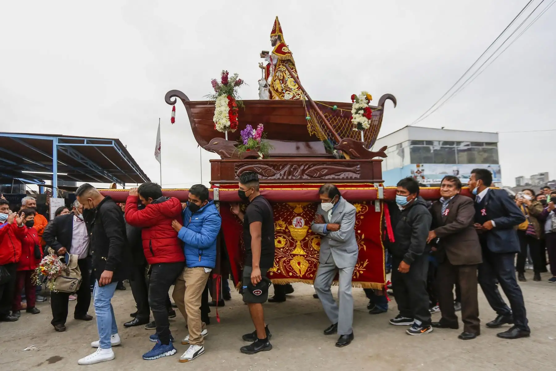 Al ritmo de la música salió la tradicional procesión de San Pedro y San Pablo en el Muelle de Chorrillos. Con la presencia de cientos de pescadores artesanales, la imagen paseó por la bahía de Chorrillos en conmemoración por el Día del Pescador y en homenaje al mártir de la Independencia, José Olaya Balandra. Foto: ANDINA/Renato Pajuelo