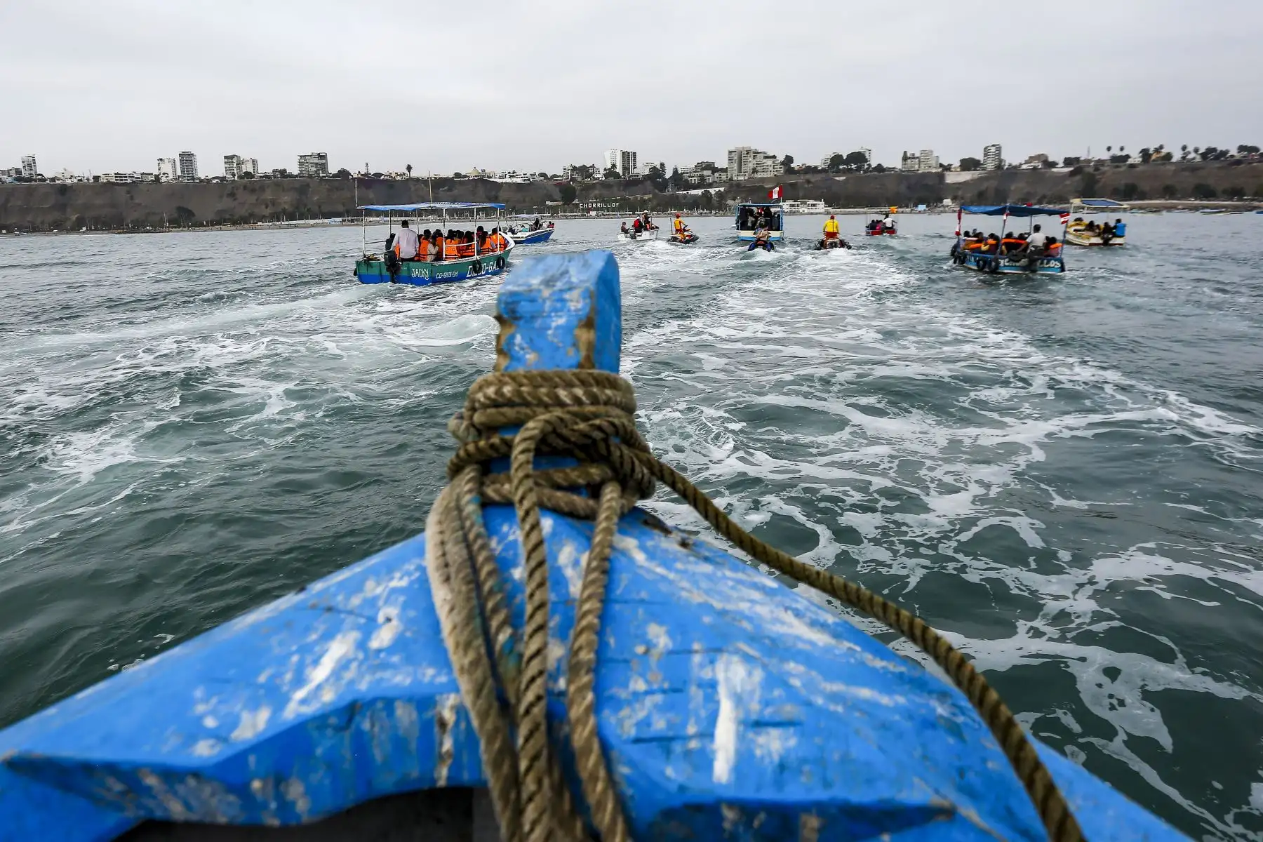 Al ritmo de la música salió la tradicional procesión de San Pedro y San Pablo en el Muelle de Chorrillos. Con la presencia de cientos de pescadores artesanales, la imagen paseó por la bahía de Chorrillos en conmemoración por el Día del Pescador y en homenaje al mártir de la Independencia, José Olaya Balandra. Foto: ANDINA/Renato Pajuelo