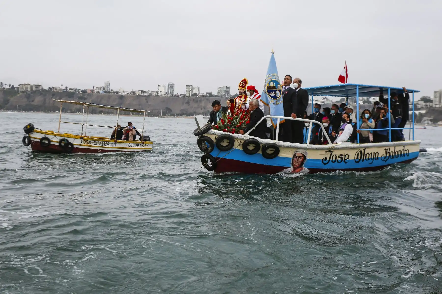 Al ritmo de la música salió la tradicional procesión de San Pedro y San Pablo en el Muelle de Chorrillos. Con la presencia de cientos de pescadores artesanales, la imagen paseó por la bahía de Chorrillos en conmemoración por el Día del Pescador y en homenaje al mártir de la Independencia, José Olaya Balandra. Foto: ANDINA/Renato Pajuelo