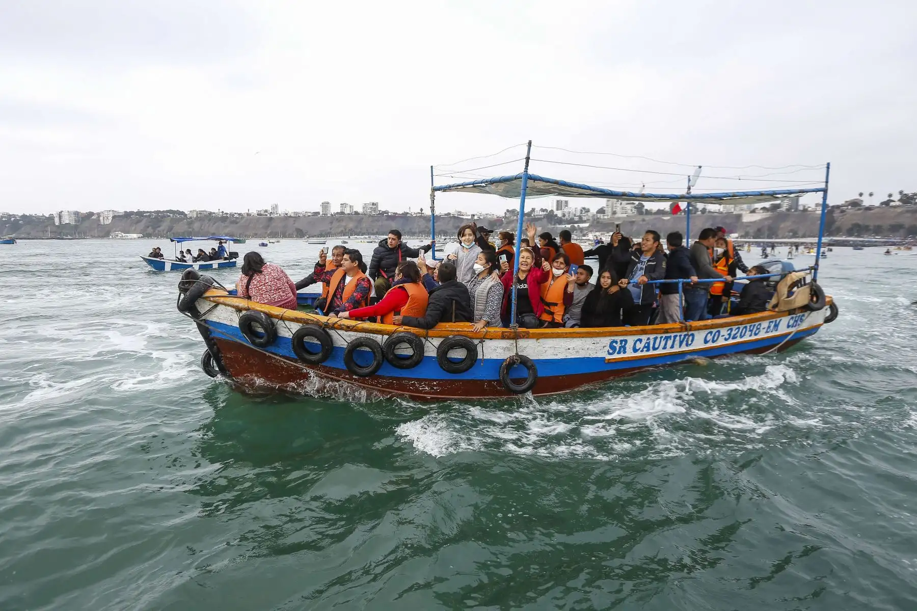 Al ritmo de la música salió la tradicional procesión de San Pedro y San Pablo en el Muelle de Chorrillos. Con la presencia de cientos de pescadores artesanales, la imagen paseó por la bahía de Chorrillos en conmemoración por el Día del Pescador y en homenaje al mártir de la Independencia, José Olaya Balandra. Foto: ANDINA/Renato Pajuelo