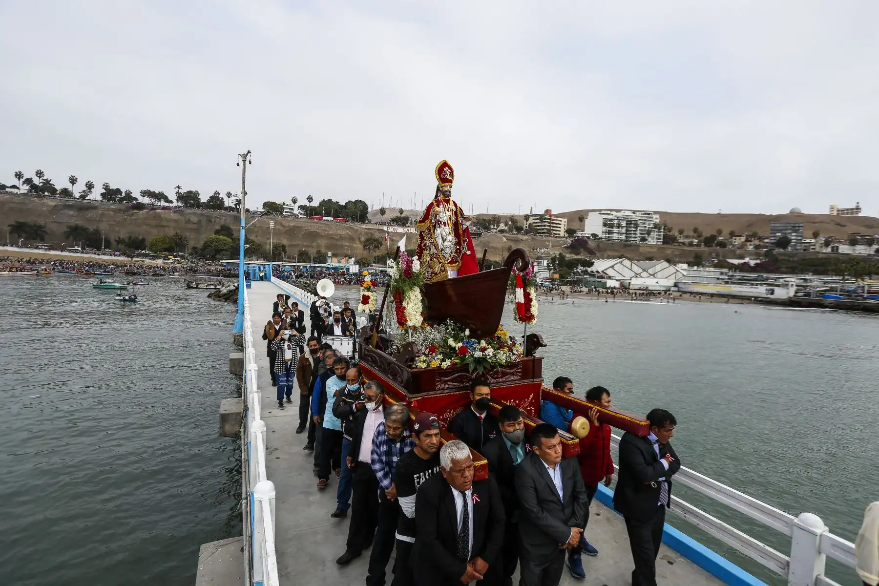 Al ritmo de la música salió la tradicional procesión de San Pedro y San Pablo en el Muelle de Chorrillos. Con la presencia de cientos de pescadores artesanales, la imagen paseó por la bahía de Chorrillos en conmemoración por el Día del Pescador y en homenaje al mártir de la Independencia, José Olaya Balandra. Foto: ANDINA/Renato Pajuelo