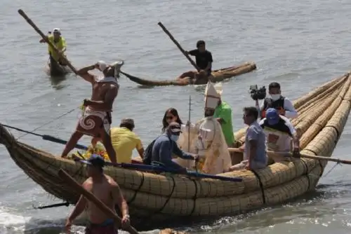 El patasho es una embarcación de alrededor de 250 kilos que es construida con totora, insumo que es extraído de humedales ubicados al norte del balneario y que hoy se encuentran en constante amenaza por el crecimiento urbano.Foto: Luis Puell Z.