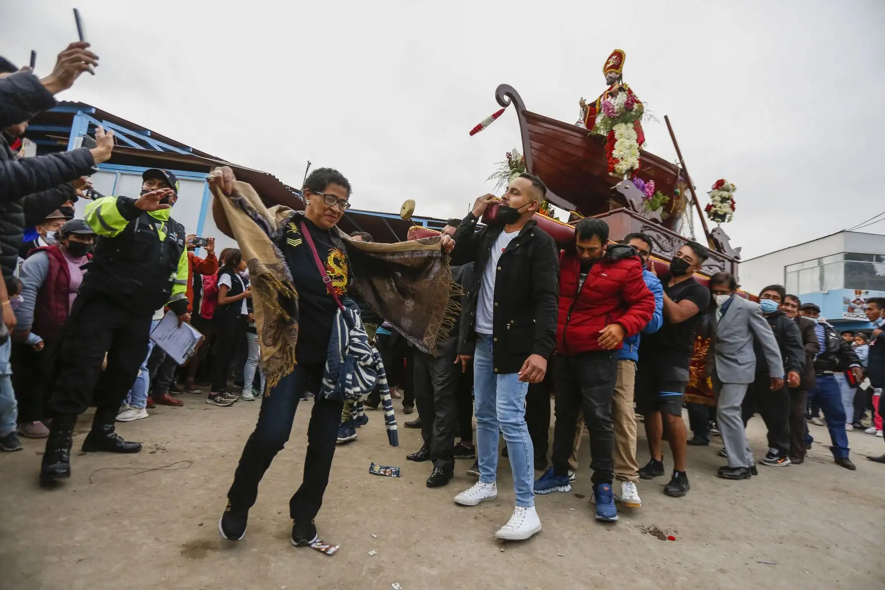 Al ritmo de la música salió la tradicional procesión de San Pedro y San Pablo en el Muelle de Chorrillos. Con la presencia de cientos de pescadores artesanales, la imagen paseó por la bahía de Chorrillos en conmemoración por el Día del Pescador y en homenaje al mártir de la Independencia, José Olaya Balandra. Foto: ANDINA/Renato Pajuelo