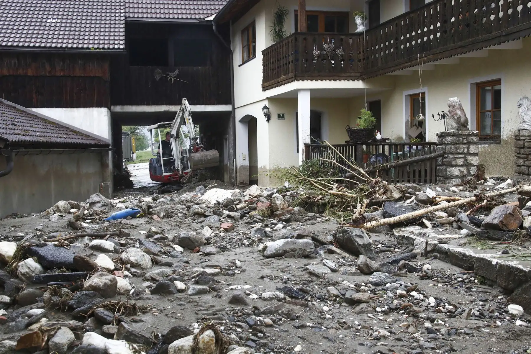 Se muestran escombros y trozos de asfalto después de fuertes lluvias en Treffen, en el distrito de Villach-Land del estado de Carintia, Austria, el 29 de junio de 2022. Foto: AFP