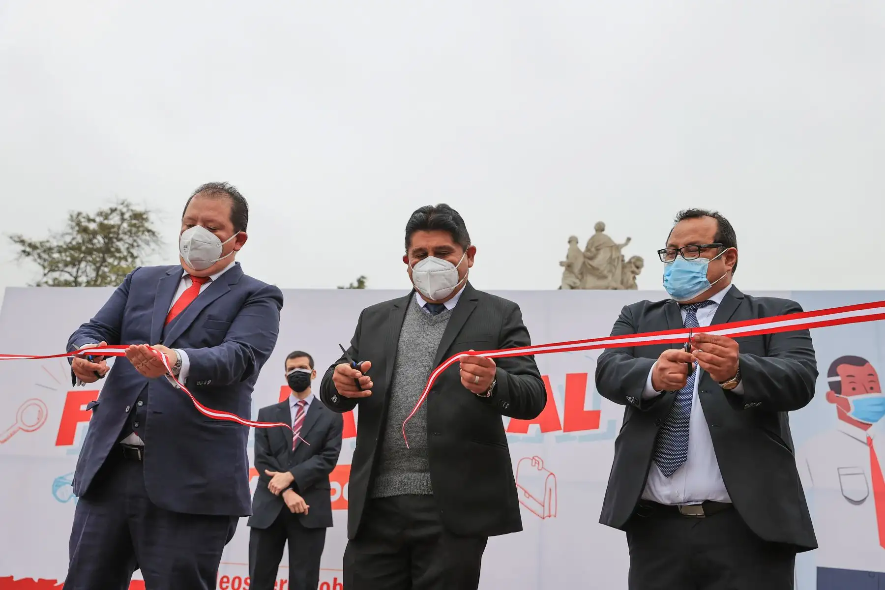 El Ministro de Trabajo y Promoción del Empleo, Juan Lira Loayza, inauguró la Feria Laboral de Lima Metropolitana que se lleva a cabo en el parque de la Exposición de Lima. En este evento se llevó a cabo la presentación de la Bolsa de Trabajo con inteligencia artificial del portal Empleos Perú que permitirá ayudar a lograr empleos formales y sostenibles en el tiempo y a su vez mejorará los procesos de intermediación laboral en favor del empleo y la empleabilidad de miles de ciudadanos registrados en dicha bo