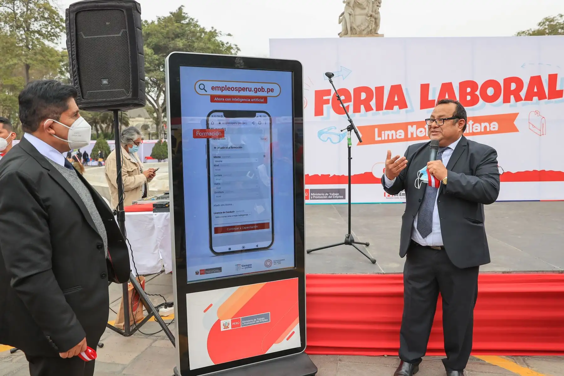 El Ministro de Trabajo y Promoción del Empleo, Juan Lira Loayza, inauguró la Feria Laboral de Lima Metropolitana que se lleva a cabo en el parque de la Exposición de Lima. En este evento se llevó a cabo la presentación de la Bolsa de Trabajo con inteligencia artificial del portal Empleos Perú que permitirá ayudar a lograr empleos formales y sostenibles en el tiempo y a su vez mejorará los procesos de intermediación laboral en favor del empleo y la empleabilidad de miles de ciudadanos registrados en dicha bo