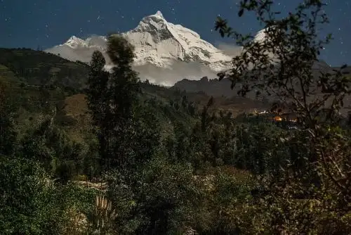 El Parque Nacional Huascarán cumple hoy 47 años como área natural protegida, conservando los ecosistemas de la Cordillera Blanca, la cordillera tropical más extensa del mundo y uno de los destinos más cautivantes del Perú. Foto. Sernanp