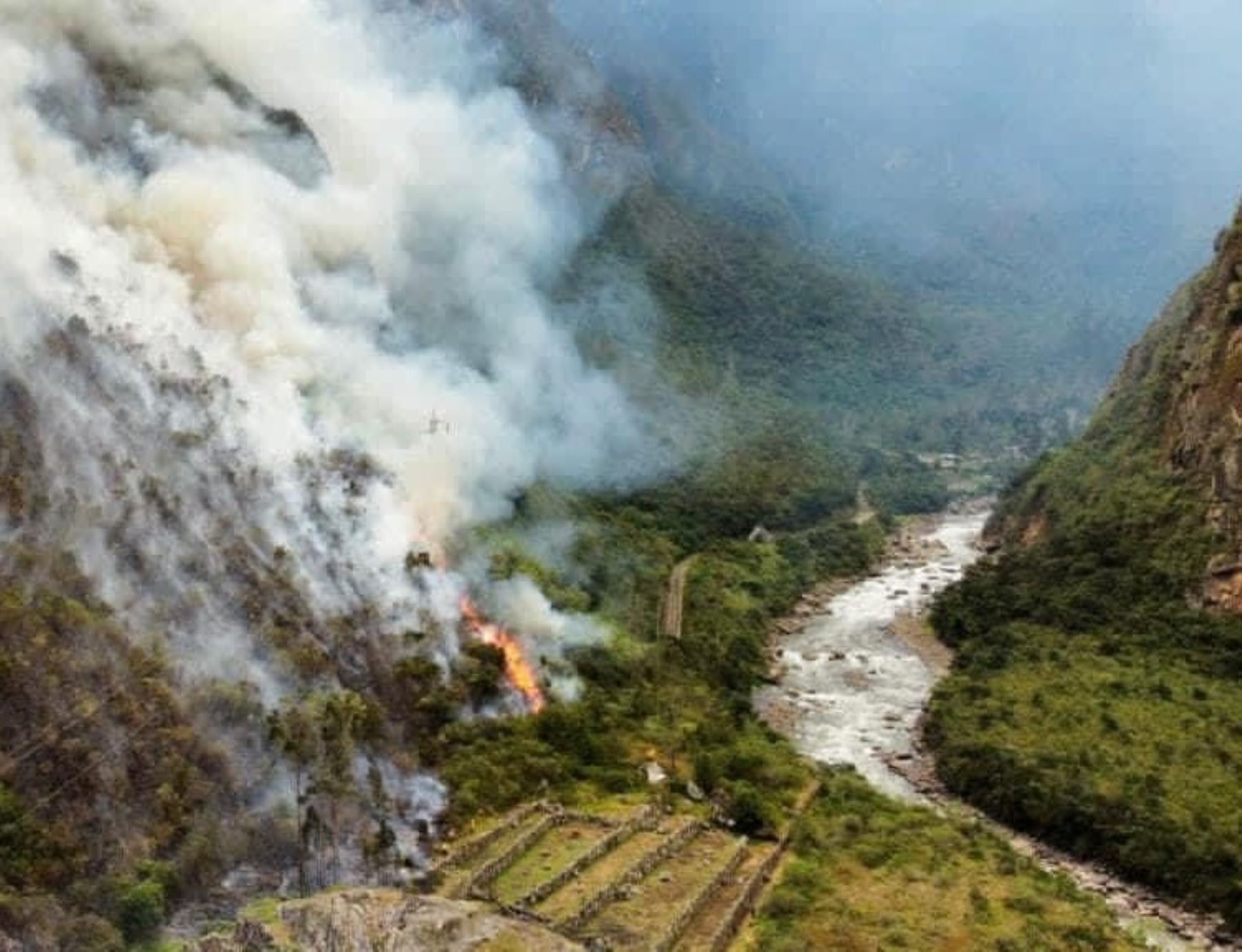 La lucha para extinguir el incendio forestal en el interior del Santuario Histórico de Machu Picchu, en Cusco, no se detiene, Bomberos forestales buscan controlar el fuego. ANDINA/Difusión