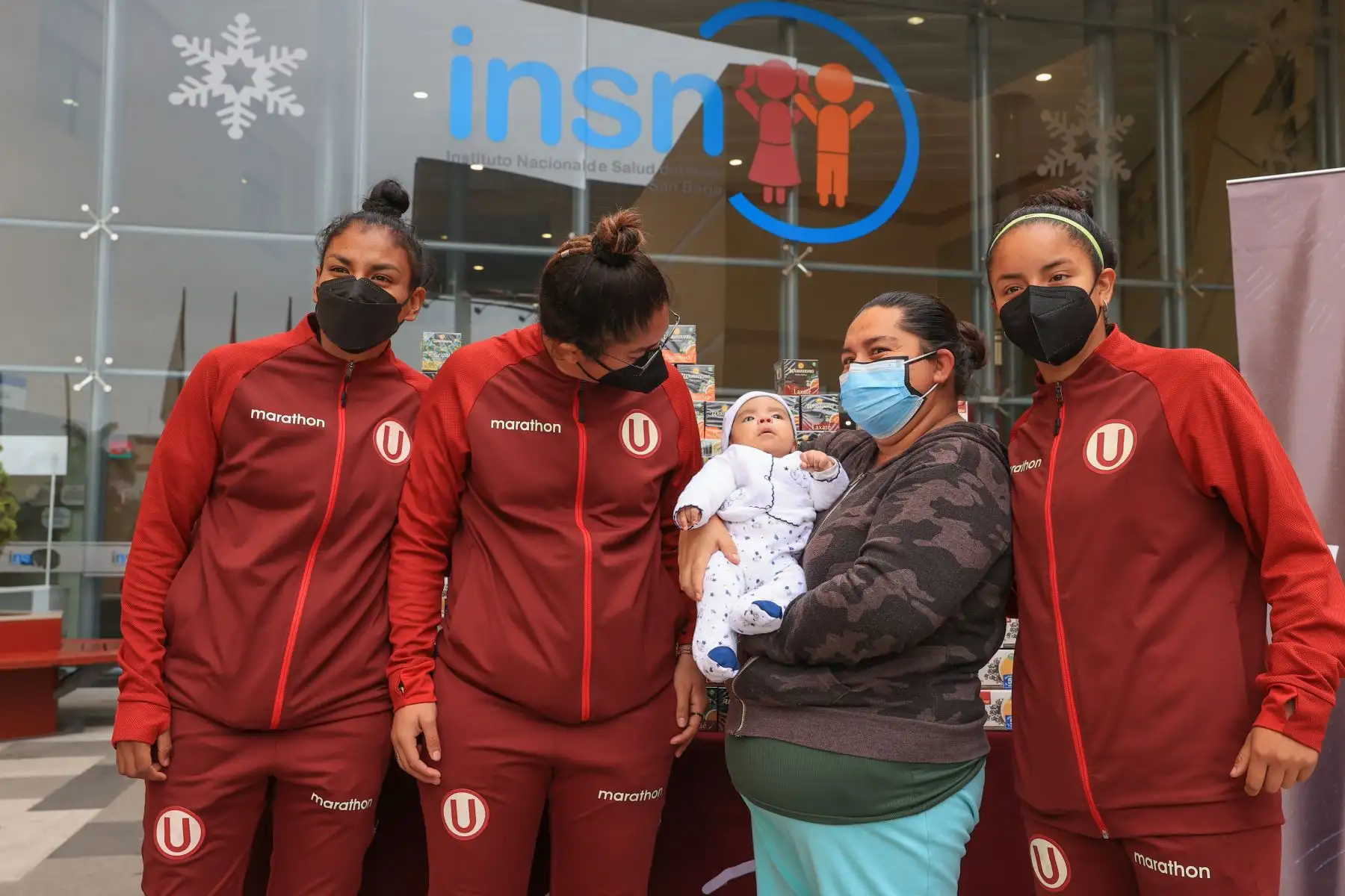 Las integrantes del equipo femenino de Universitario de Deportes Kimberly Flores, Adriana Muñoz y Karla López junto a Alfredo Menacho presidente de Wawasana, participaron de la entrega de 400 kits de productos con propiedades beneficiosas para la salud que serán destinados a los pequeños pacientes del Instituto Nacional de Salud del Niño de San Borja (INSN).
Foto: ANDINA/Andrés Valle