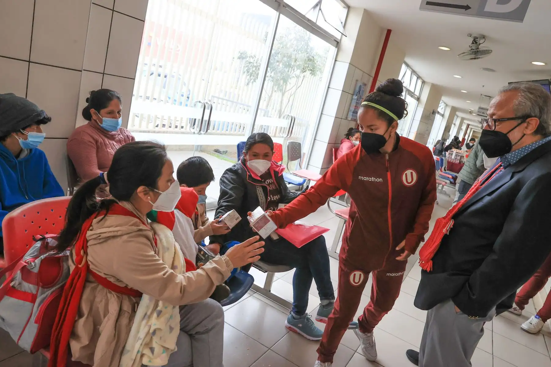 Las integrantes del equipo femenino de Universitario de Deportes Kimberly Flores, Adriana Muñoz y Karla López junto a Alfredo Menacho presidente de Wawasana, participaron de la entrega de 400 kits de productos con propiedades beneficiosas para la salud que serán destinados a los pequeños pacientes del Instituto Nacional de Salud del Niño de San Borja (INSN).
Foto: ANDINA/Andrés Valle