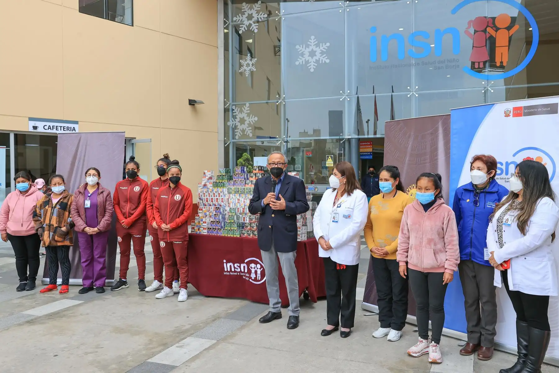 Las integrantes del equipo femenino de Universitario de Deportes Kimberly Flores, Adriana Muñoz y Karla López junto a Alfredo Menacho presidente de Wawasana, participaron de la entrega de 400 kits de productos con propiedades beneficiosas para la salud que serán destinados a los pequeños pacientes del Instituto Nacional de Salud del Niño de San Borja (INSN).
Foto: ANDINA/Andrés Valle