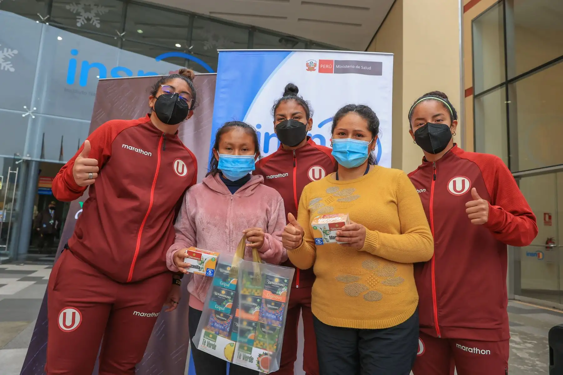 Las integrantes del equipo femenino de Universitario de Deportes Kimberly Flores, Adriana Muñoz y Karla López junto a Alfredo Menacho presidente de Wawasana, participaron de la entrega de 400 kits de productos con propiedades beneficiosas para la salud que serán destinados a los pequeños pacientes del Instituto Nacional de Salud del Niño  de San Borja (INSN).
Foto: ANDINA/Andrés Valle