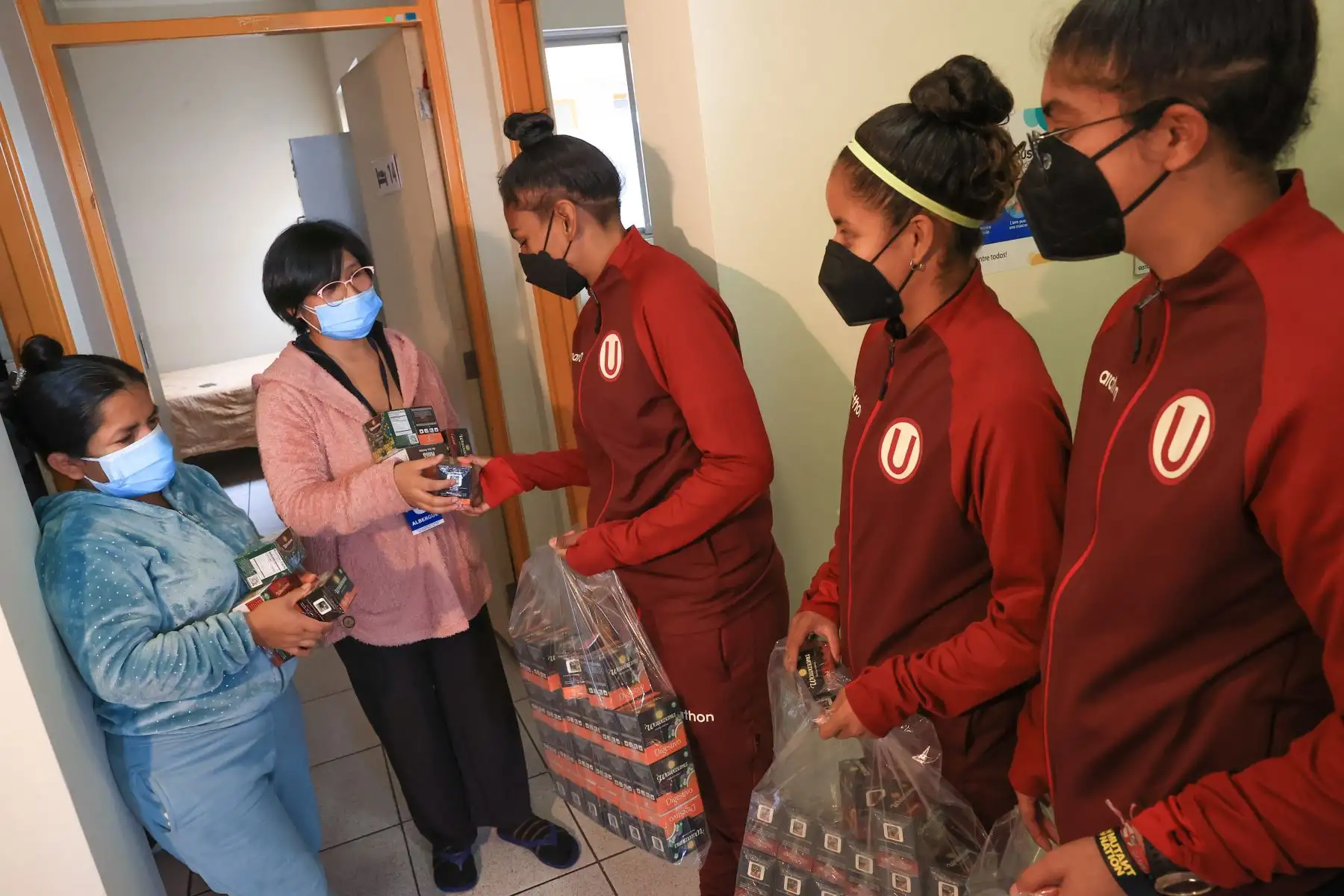 Las integrantes del equipo femenino de Universitario de Deportes Kimberly Flores, Adriana Muñoz y Karla López junto a Alfredo Menacho presidente de Wawasana, participaron de la entrega de 400 kits de productos con propiedades beneficiosas para la salud que serán destinados a los pequeños pacientes del Instituto Nacional de Salud del Niño de San Borja (INSN).
Foto: ANDINA/Andrés Valle