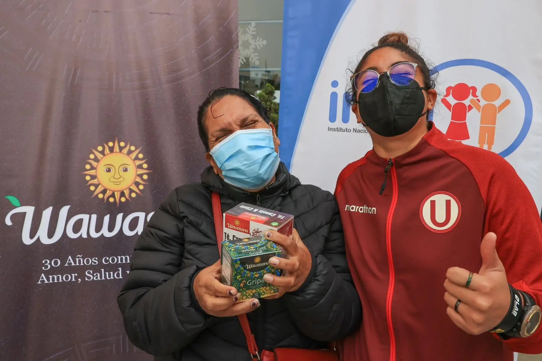 Las integrantes del equipo femenino de Universitario de Deportes Kimberly Flores, Adriana Muñoz y Karla López junto a Alfredo Menacho presidente de Wawasana, participaron de la entrega de 400 kits de productos con propiedades beneficiosas para la salud que serán destinados a los pequeños pacientes del Instituto Nacional de Salud del Niño de San Borja (INSN).
Foto: ANDINA/Andrés Valle